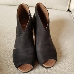 Dansko Black Delfina Milled Nuback